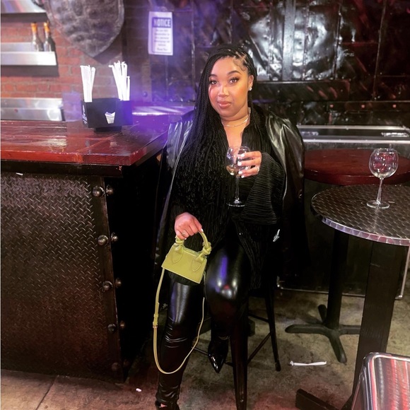 Meet your Posher, Montaya - Picture 1 of 3